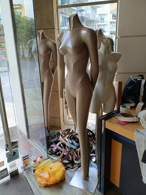 Κούκλα βιτρίνας σαν καινούργιο