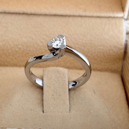 Solitaire ring white gold k18 with diamond like new