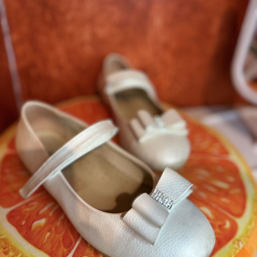 Girls' white ballet flats size 34 very good condition with bow and strap