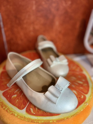 Girls' white ballet flats size 34 very good condition with bow and strap