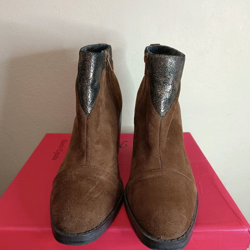 Vanessa Wu brown suede ankle boots used with bronze detail