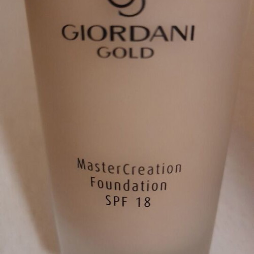 Oriflame Giordani Gold Liquid Make Up MasterCreation SPF 18 new