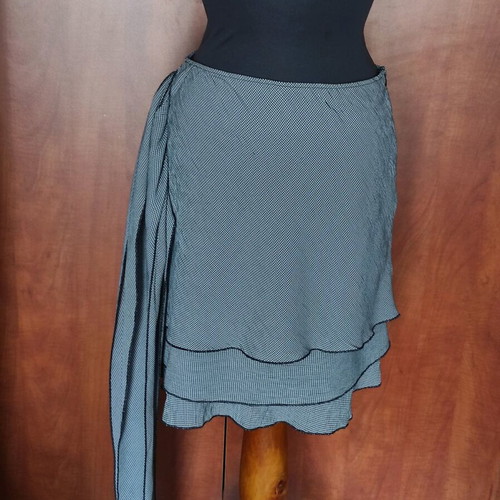 Free Wear wrap skirt like new, boho style with ruffles, size M