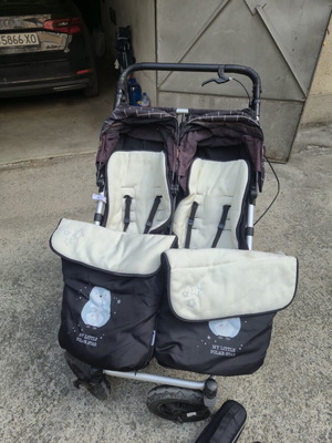 Mountain Buggy Duet V3 twin stroller used with 2 infant carriers
