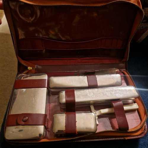 Vintage shaving set used with leather case