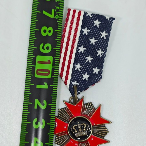 Vintage decorative medal with American flag and crown like new