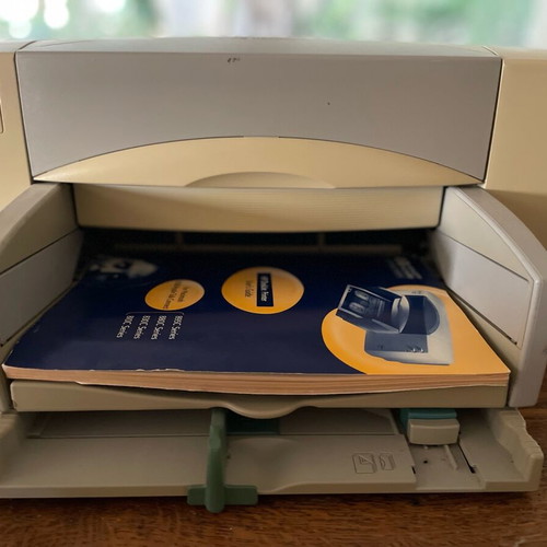 Deskjet 880C color printer used with cables and manual