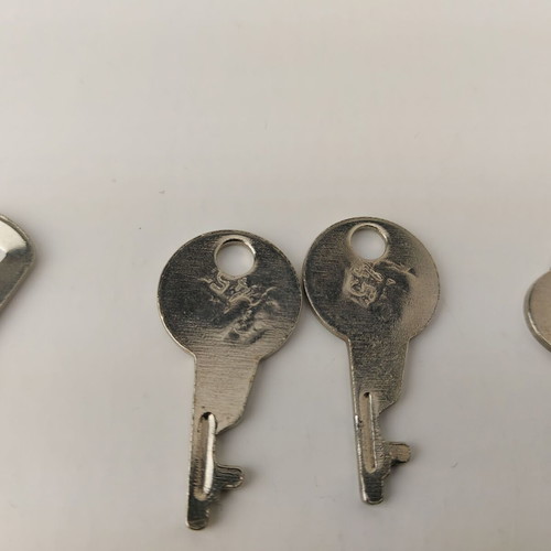 Lot of 14 old keys for suitcases and boxes used