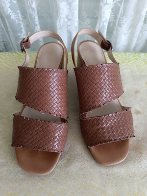 Leather sandals size 39 like new, beige, 4 cm heel
