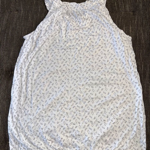 White sleeveless top Gina like new, light pattern, size L