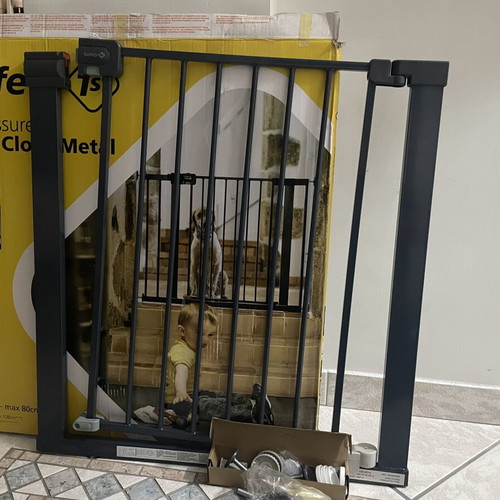 Safety First Security Gate new from store clearance
