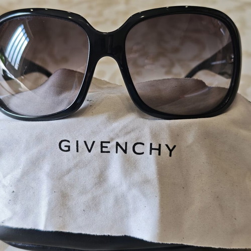 Givenchy SGV 696S-Z42S sunglasses used, black, gradient lenses