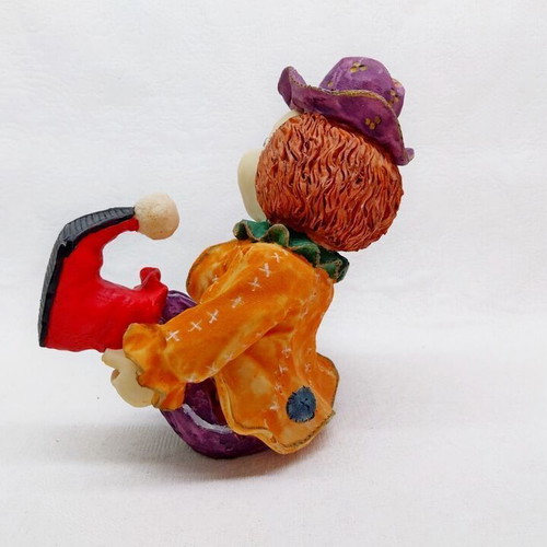 Clown figure made of hand-painted poliresin like new