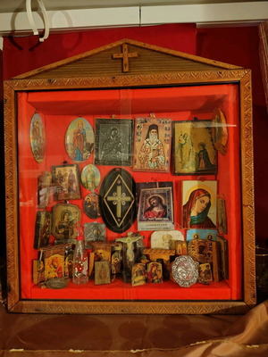 Wooden iconostasis used with icons