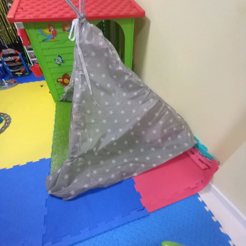 Children's play tent like new with musical and educational books