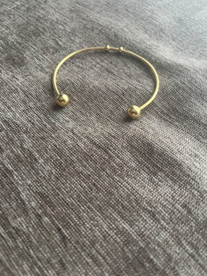 Handcuff bracelet like new, gold color