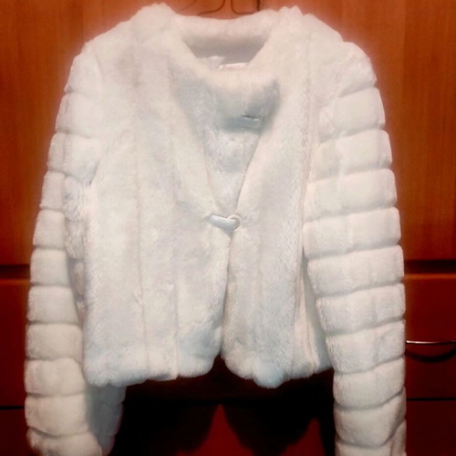 Short fur coat like new, white-cream with 2 buttons, size S-M