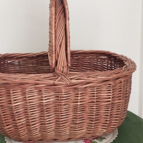 Vintage wicker picnic basket with double butterfly lid like new