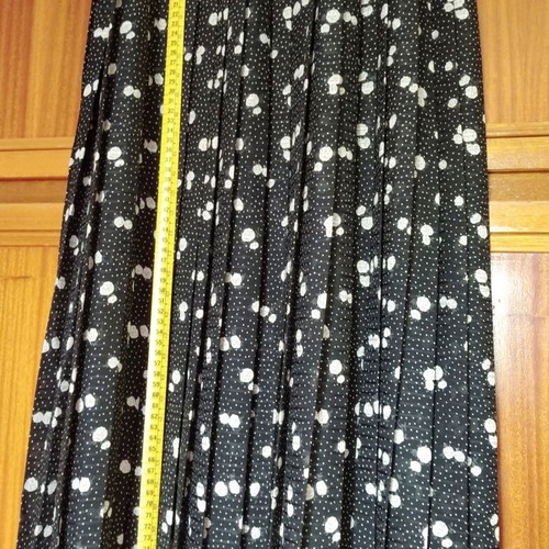 Pleated long skirt like new, black with white polka dots, elastic waist