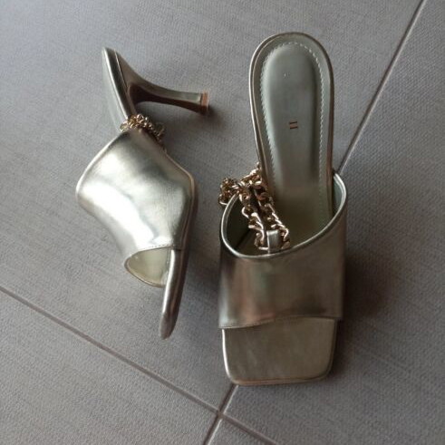 Mules gold like new with chain and low heel