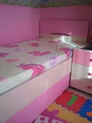 Bed for girls with pull-out second bed and two mattresses, like new