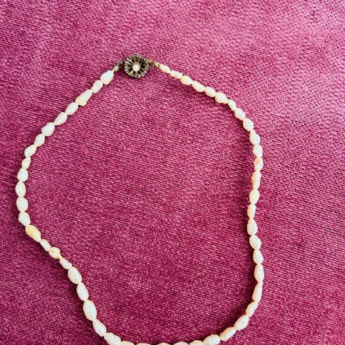 Loisir necklace used with white pearls in irregular size