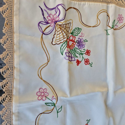 Embroidered tablecloth with crochet lace edge 76 x 80 new