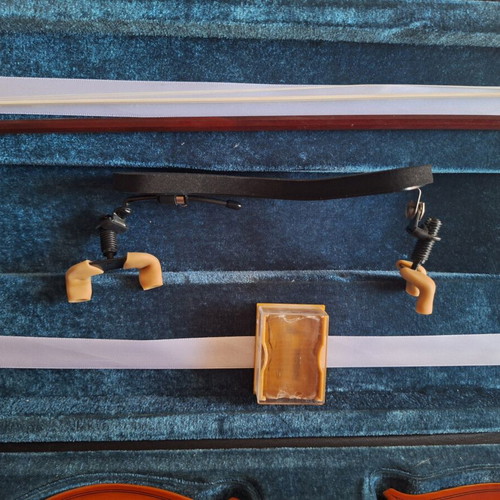 Virtu Amabile Violin 4/4 with case, bow, rosin, bridge and Suzuki Violin School
