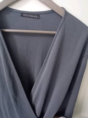 Ckontova wrap top in dark gray like new