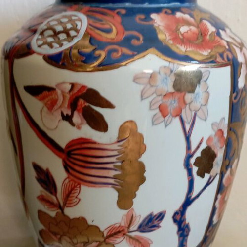 Imari style Japanese porcelain vase like new