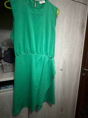 Regalinas dress green like new