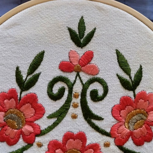 Embroidery set on hoop like new, diameter 19cm, boho style