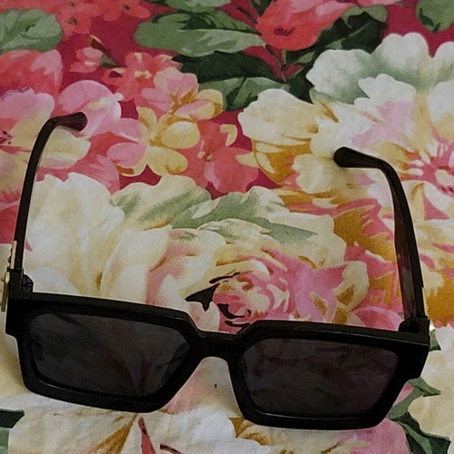 Sunglasses with mirrored lenses