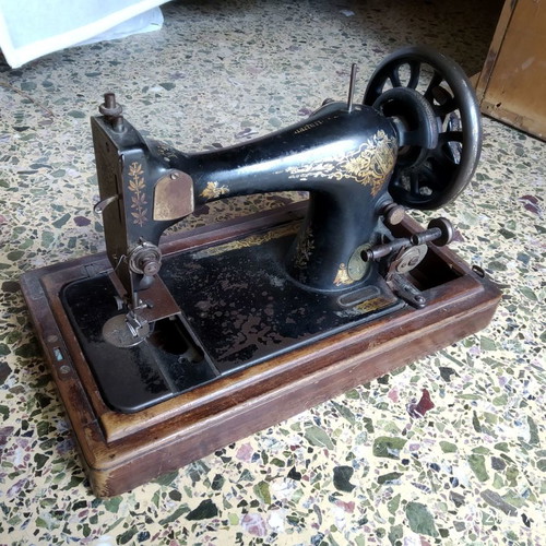 Singer sewing machine used, serial number F483593, 1910