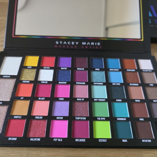 Carnival XL Pro Palette της bPerfect καινούργια με 40 αποχρώσεις σκιών