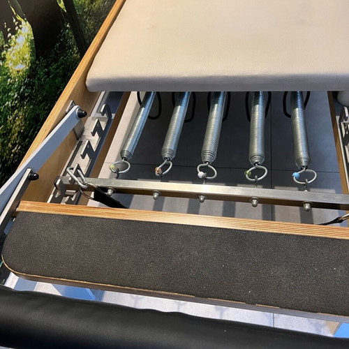 Pilates Reformer bed used with 5 resistances Artaction