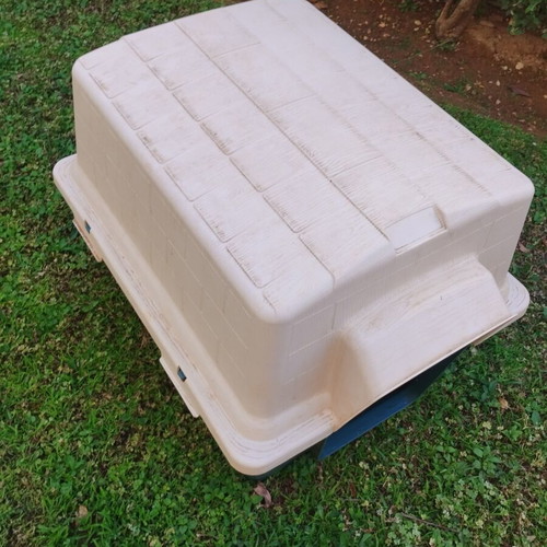 Dog house medium used, dimensions 68x55x57 cm