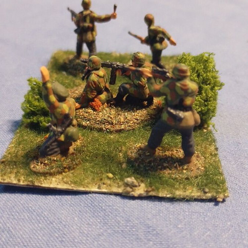 Mini diorama German paratroopers 1/72 scale like new