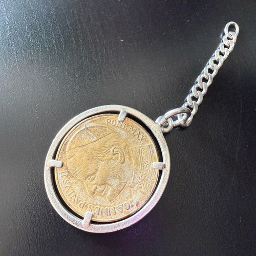 Collectible coin with the Pope in pendant like new
