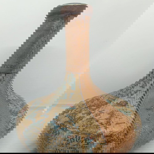 Бутилка ваза от Италия използвана, хартия и кожа