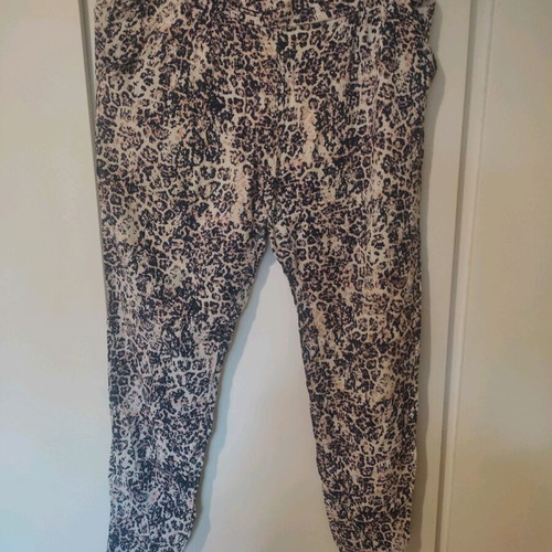 Summer pants used, medium size Bershka with purple and pink details