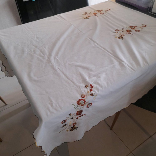 Tablecloth with embroidery like new