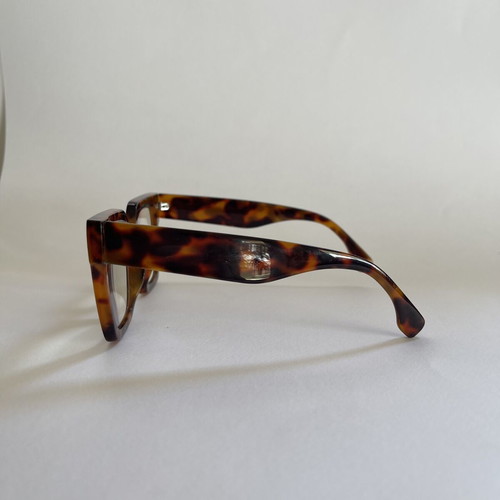 Oversized presbyopia glasses, brown cat-eye frame
