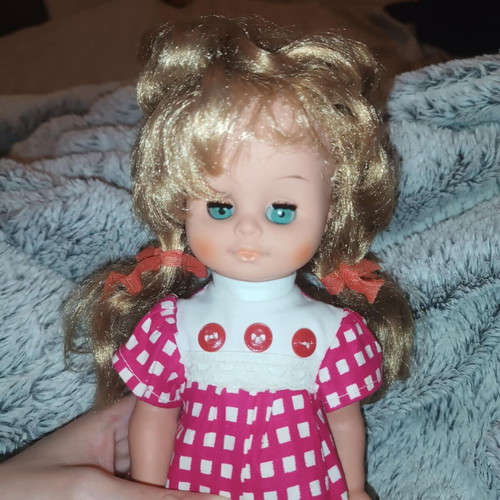 Vintage doll used, excellent condition, missing one shoe