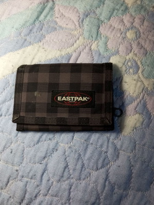 Ανδρικό πορτοφόλι Eastpak σαν καινούργιο, μαύρο, με πολλές θήκες