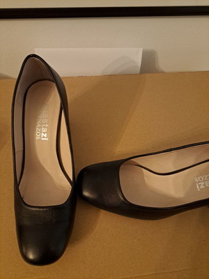 Leather pumps like new, black, size 38