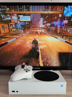 Xbox Series S 512GB console with original controller and rechargeable batteries