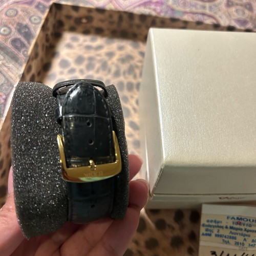 Loisir watch like new with black leather strap and gold details