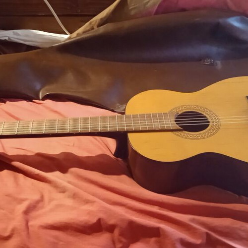 Classical guitar like new with new strings and tuned