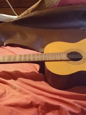 Classical guitar like new with new strings and tuned